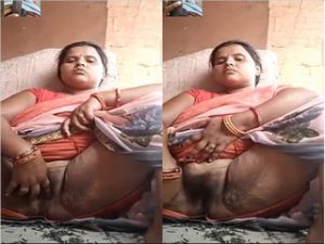 Village Bhabhi Shows her Boobs Village Bhabhi Shows her Boobs